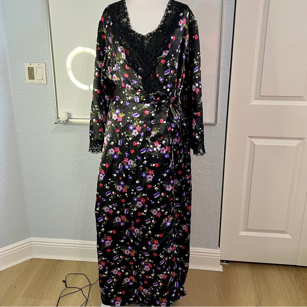 Floral Black Women's Robe & Nightgown Set